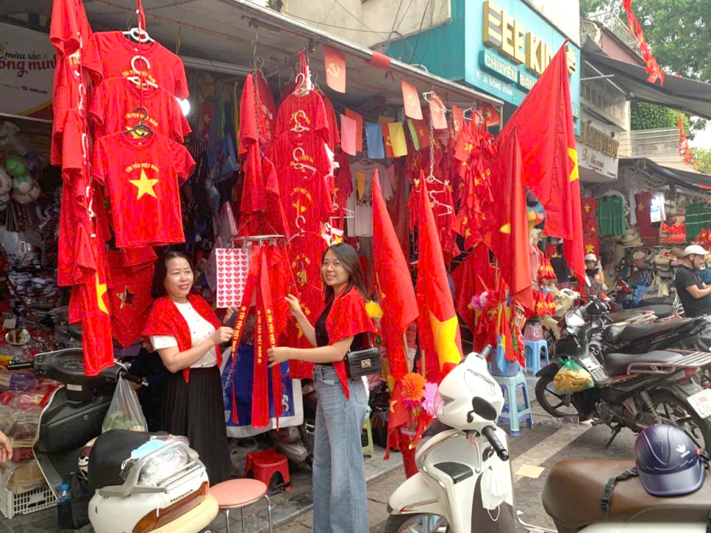 Chị Lê Thuý (ở phường Hà Đông, Hà Nội) cùng đồng nghiệp đi mua khăn cờ đỏ sao vàng đón mừng Quốc khánh 2-9