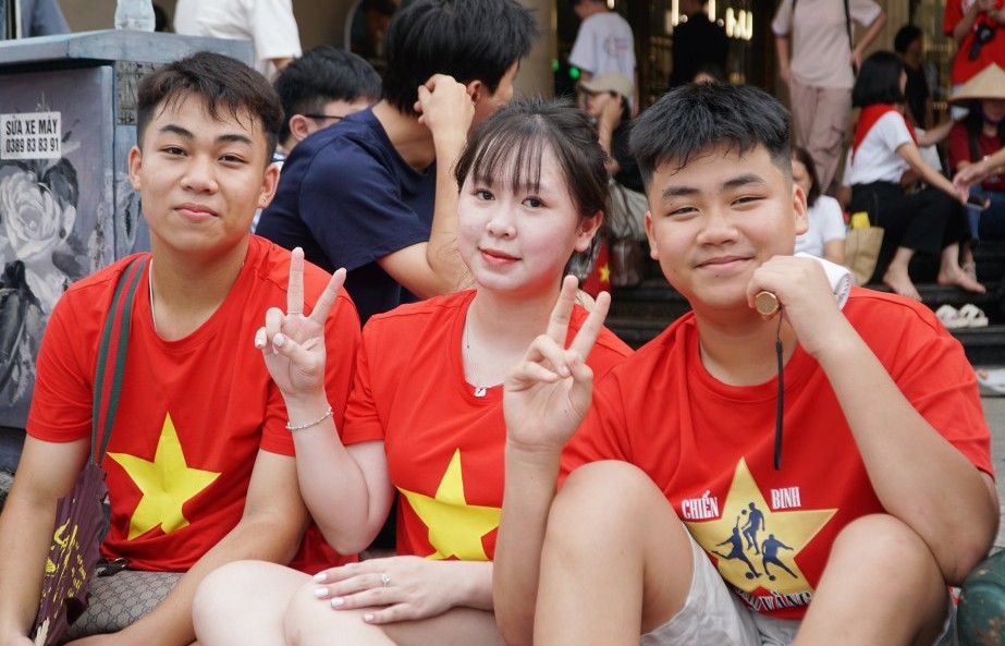 "Biển người" phủ kín vỉa hè đợi xem tổng hợp luyện diễu binh