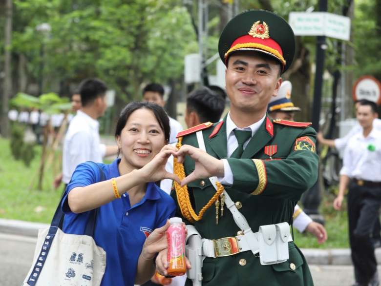 Thanh niên tình nguyện Thủ đô tiếp sức các chiến sĩ 