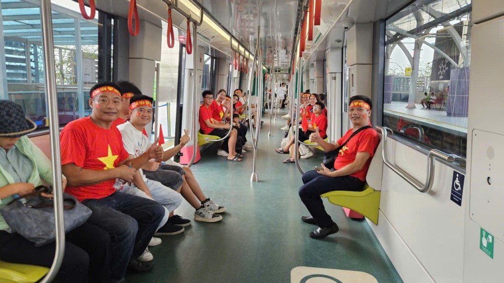 Tàu điện Hà Nội: Dòng người rợp sắc đỏ đổ về Ba Đình