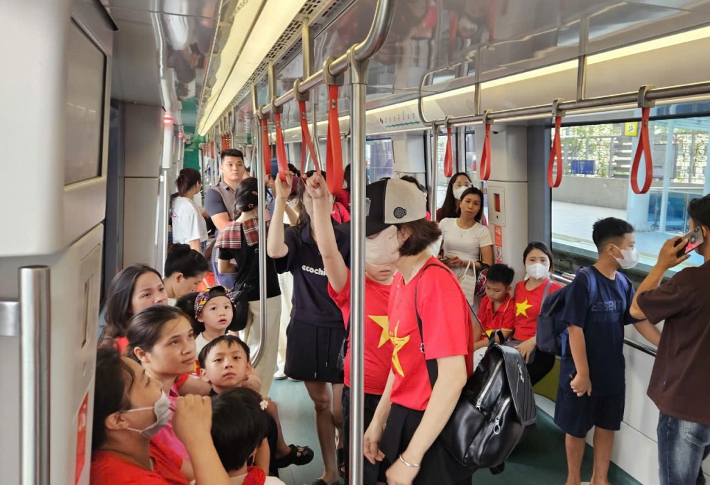 Tàu điện Hà Nội: Dòng người rợp sắc đỏ đổ về Ba Đình