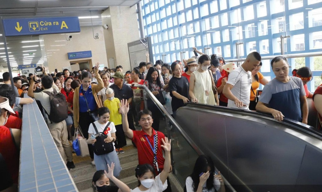 Tàu điện Hà Nội: Dòng người rợp sắc đỏ đổ về Ba Đình