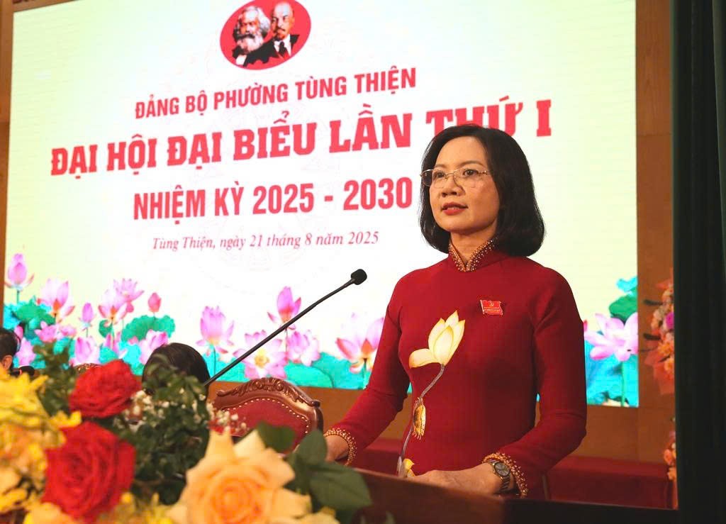 Đồng chí Đỗ Thị Lan Hương, Bí thư Đảng ủy, Chủ tịch HĐND phường Tùng Thiện phát biểu khai mạc đại hội. 