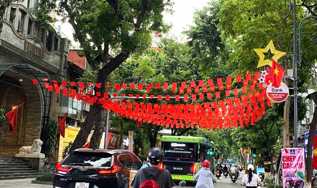 Đường phố Hà Nội rực rỡ màu cờ Tổ quốc, tạo bầu không khí hào hùng