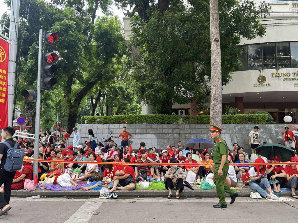 Ngay từ sớm, đông đảo người dân mang theo cờ đỏ sao vàng tập trung ở tuyến đường Hùng Vương - Trần Phú chờ xem diễu binh, diễu hành
