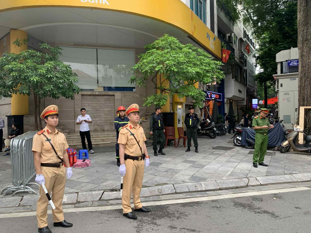 Lực lượng Công an TP Hà Nội phối hợp chốt chặn tại tuyến phố Quán Thánh phục vụ diễu binh, diễu hành