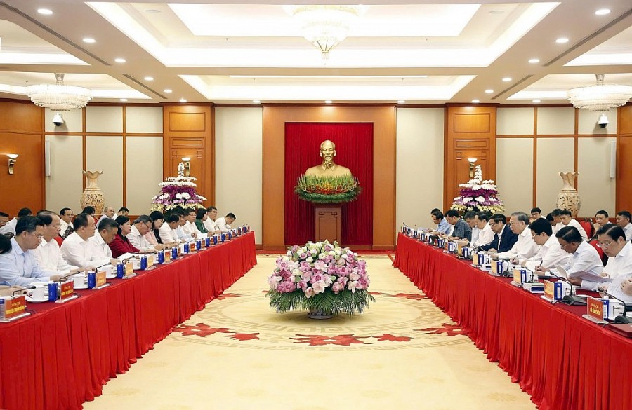 Toàn cảnh buổi làm việc của Bộ Chính trị với Ban Thường vụ Thành ủy Hà Nội. Ảnh: Viết Thành