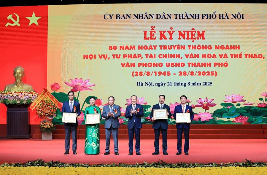 Phó Bí thư Thường trực Thành ủy Hà Nội Nguyễn Văn Phong, Chủ tịch HĐND thành phố Hà Nội Nguyễn Ngọc Tuấn trao Bằng khen tặng các ngành Tư pháp, Tài chính, Văn hóa và Thể thao, Văn phòng UBND thành phố Hà Nội. Ảnh: Quang Thái