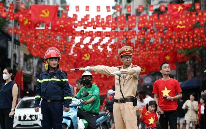 Cán bộ, chiến sĩ cảnh sát giao thông làm nhiệm vụ phân luồng, điều tiết giao thông tại tuyến phố Nguyễn Thái Học - Hùng Vương. (Ảnh: Phạm Kiên/TTXVN)