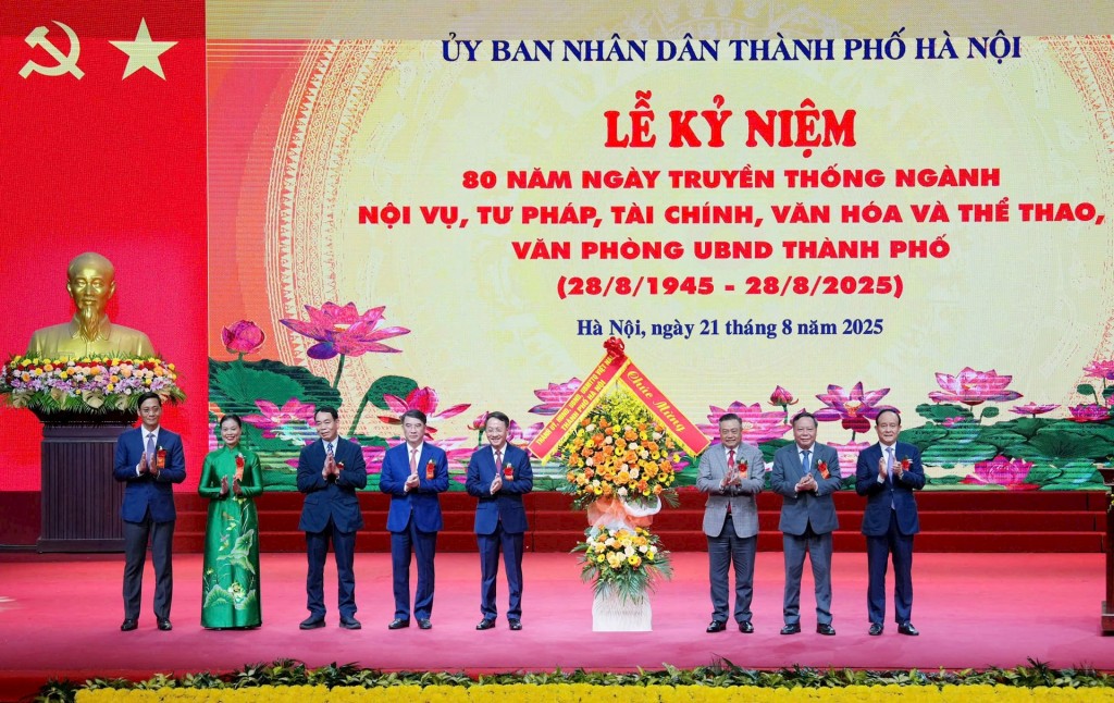 Các đồng chí lãnh đạo thành phố Hà Nội tặng hoa chúc mừng ngành Nội vụ, Tài chính, Văn hóa và Thể thao, Văn phòng UBND thành phố Hà Nội. Ảnh: Quang Thái