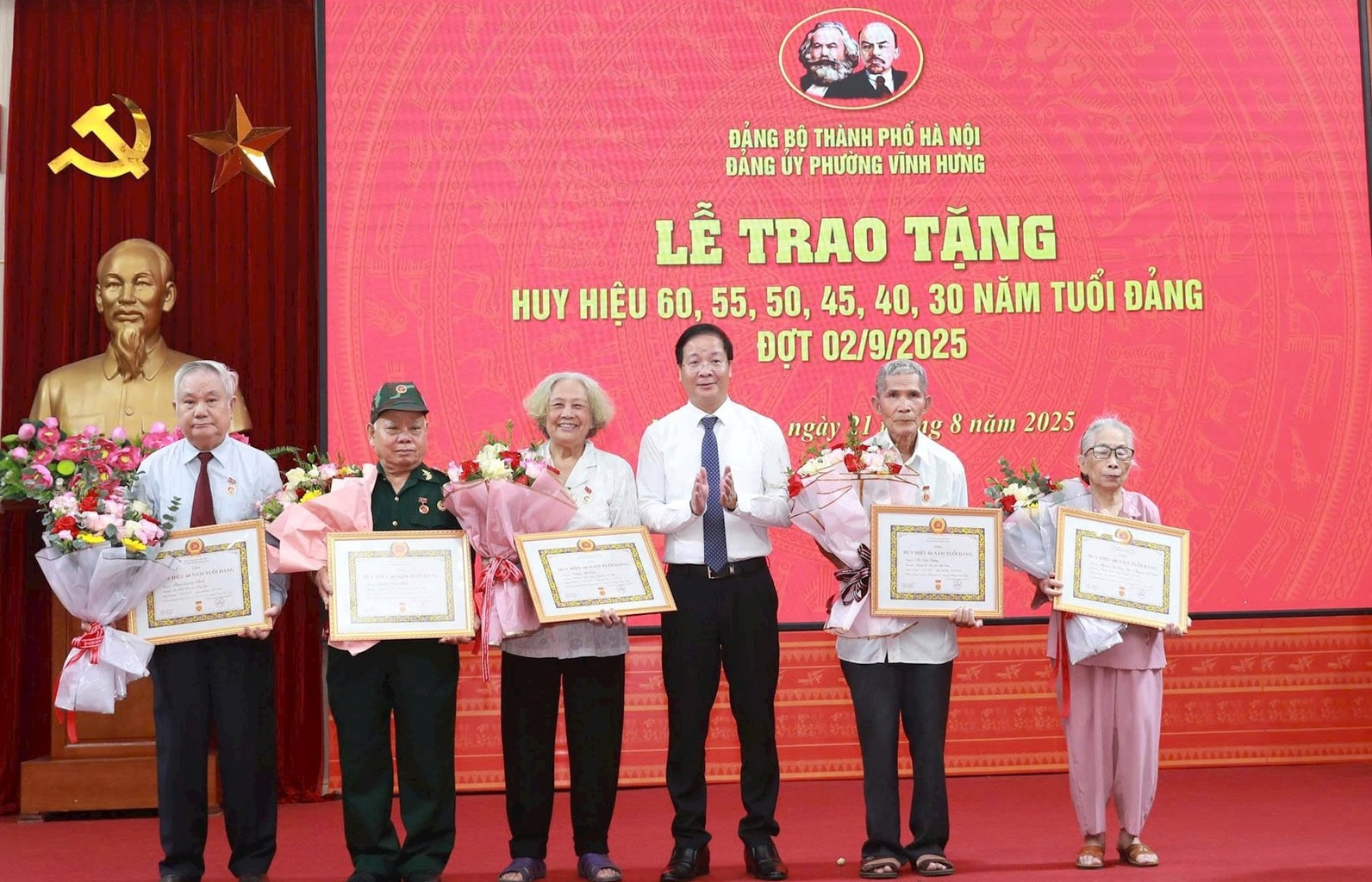 Phường Vĩnh Hưng trao Huy hiệu Đảng tặng 70 đảng viên dịp 2/9