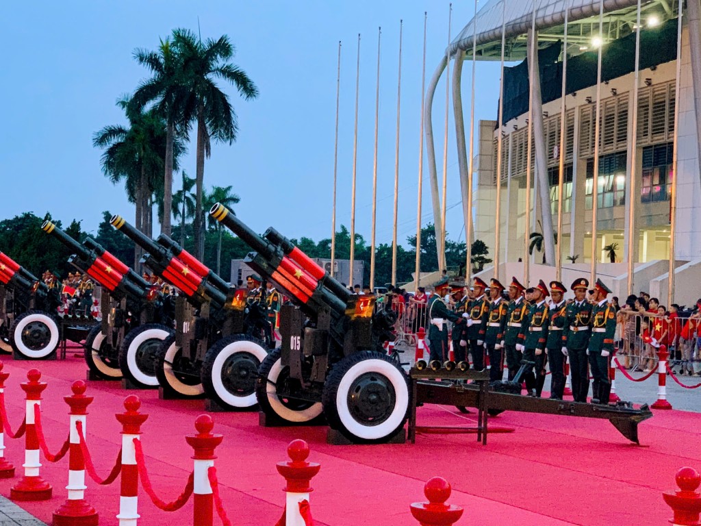 Những khẩu pháo trang nghiêm, nòng vươn cao, nổi bật giữa sắc cờ đỏ sao vàng trong buổi tổng duyệt.