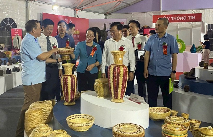 Khai mạc Hội chợ thương hiệu hàng xuất khẩu Việt Nam năm 2025