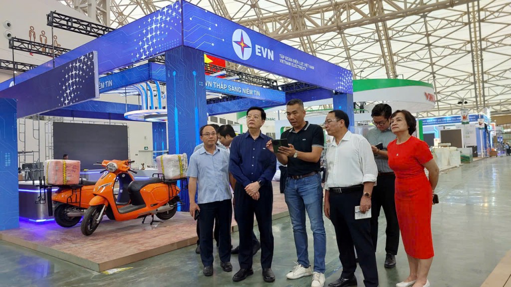 Phó Thủ tướng nghe các đơn vị báo cáo công tác hoàn thiện các gian hàng.