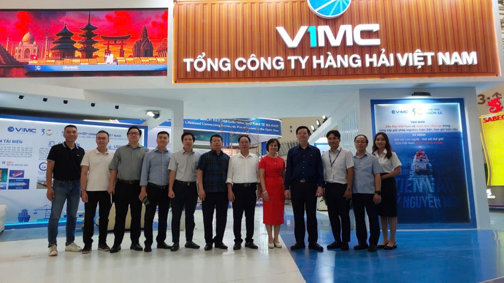 Phó Thủ tướng Mai Văn Chính chụp ảnh lưu niệm tại gian hàng của Tổng công ty Hàng hải Việt Nam - Ảnh: VGP