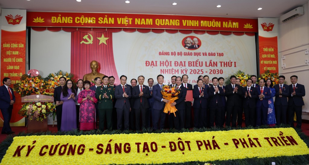 Phó Thủ tướng chúc mừng Ban Thường vụ Đảng bộ Bộ Giáo dục và Đào tạo - Ảnh: VGP/Đức Tuân