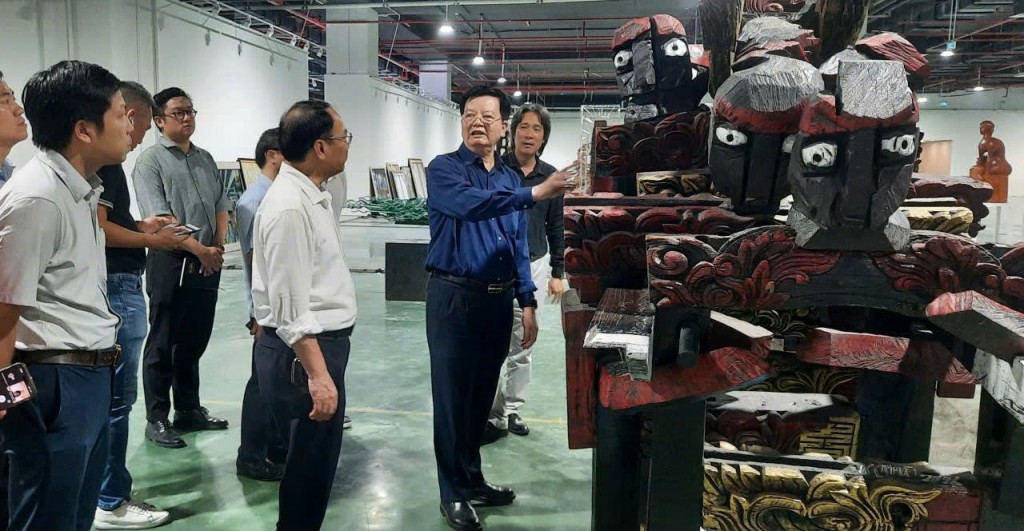 Phó Thủ tướng tại không gian triển lãm của 12 ngành công nghiệp văn hóa - Ảnh: VGP