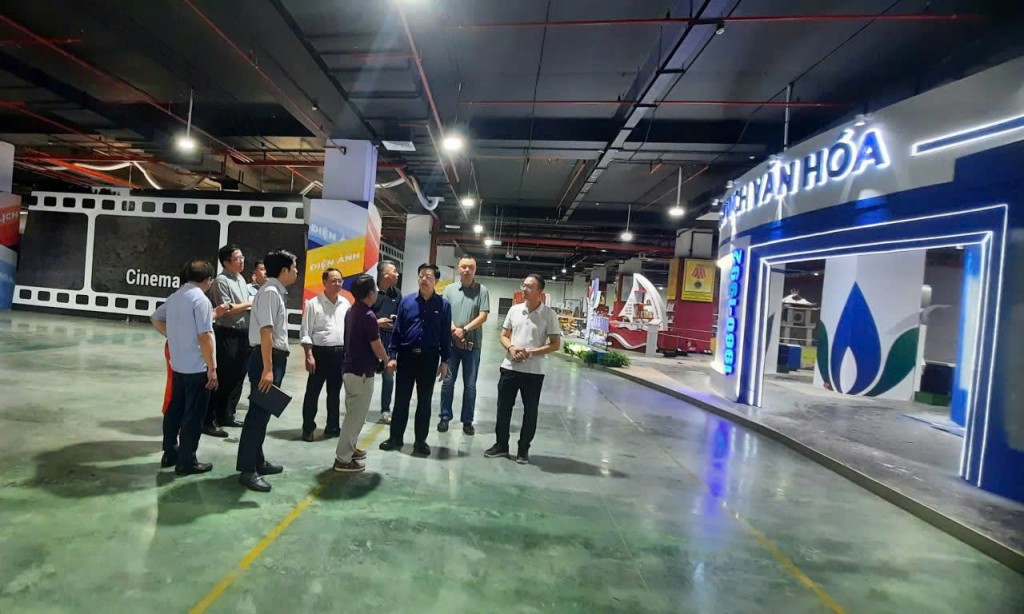 Phó Thủ tướng nghe các đơn vị báo cáo công tác hoàn thiện gian hàng - Ảnh: VGP