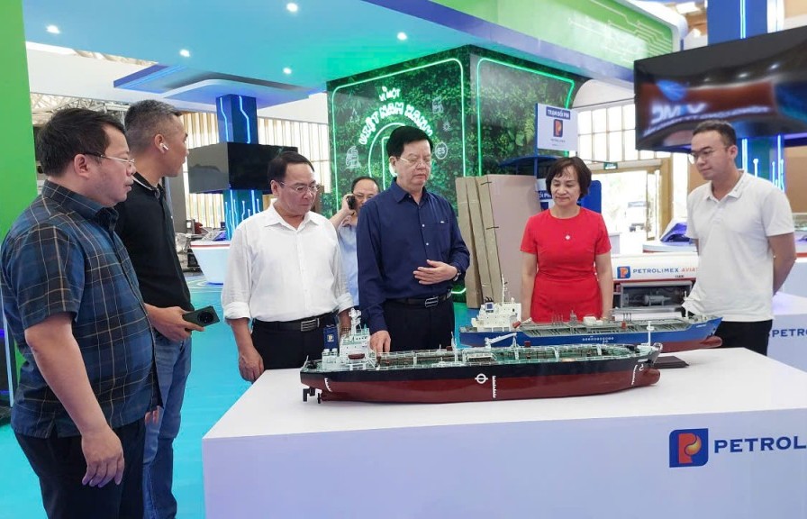 Chỉnh sửa, hoàn thiện các gian hàng, bảo đảm điều kiện tốt nhất cho khai mạc Triển lãm