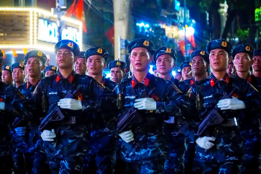 Xem các khối diễu binh tổng hợp luyện di chuyển qua phố Tràng Tiền