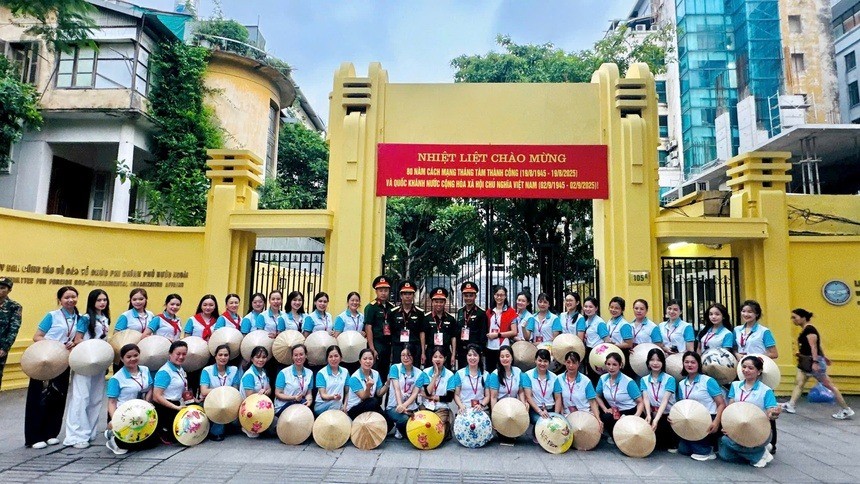 Phụ nữ Việt Nam miệt mài luyện tập cho diễu hành mừng Quốc khánh