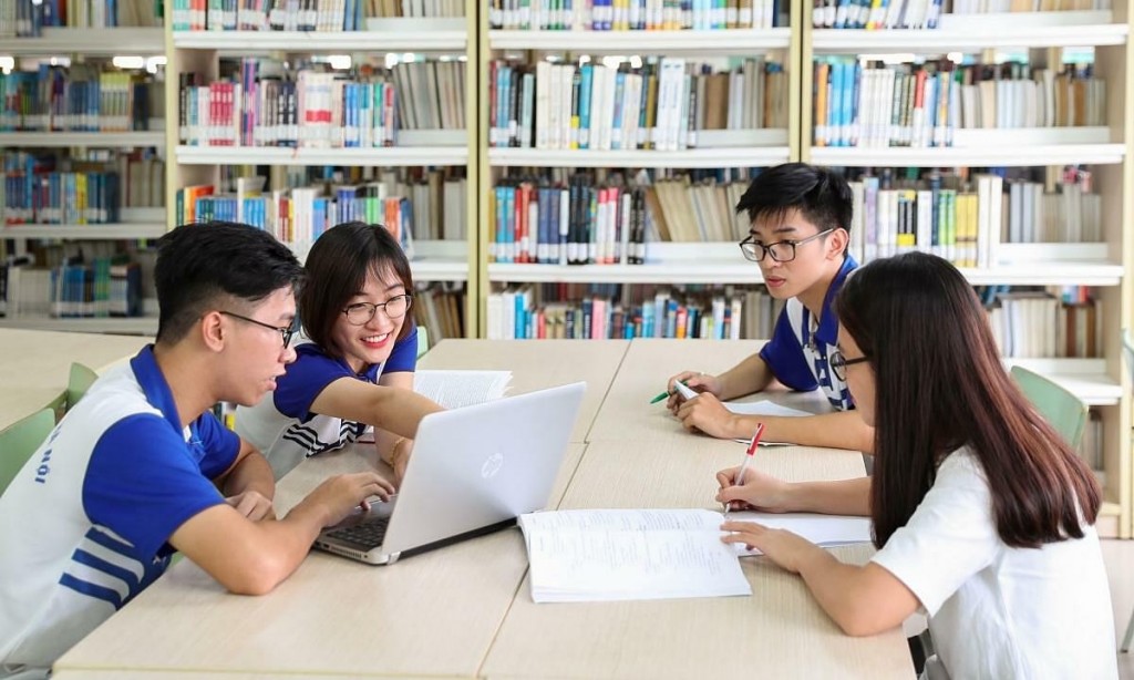 Sinh viên Đại học Quốc gia Hà Nội tra cứu tại Trung tâm Thông tin - Thư viện trường. Ảnh: VNU-LIC