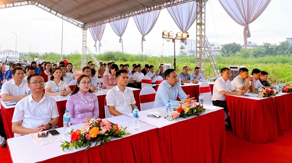 Các đại biểu tham dự lễ khởi công xây dựng Trường Tiểu học Thanh Liệt 2