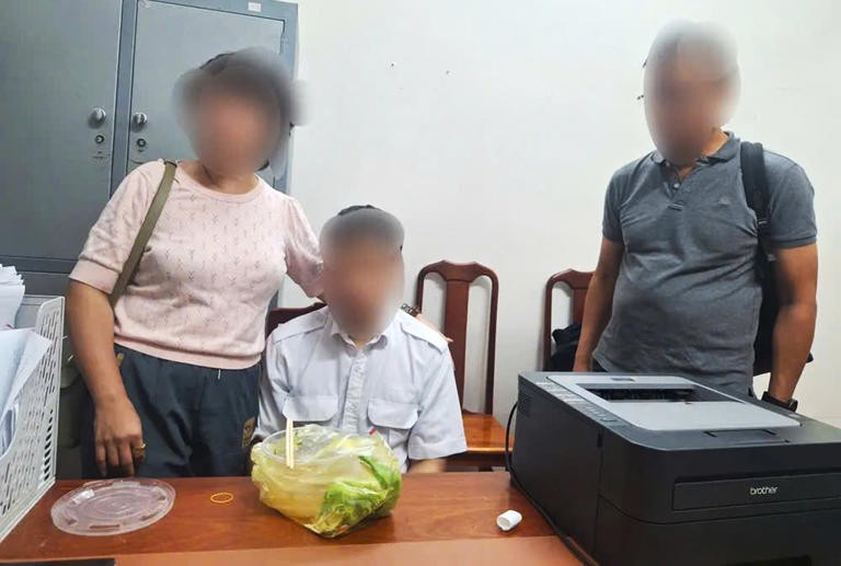 Nam sinh được cảnh sát bàn giao cho gia đình (Ảnh: Công an TP Hồ Chí Minh)