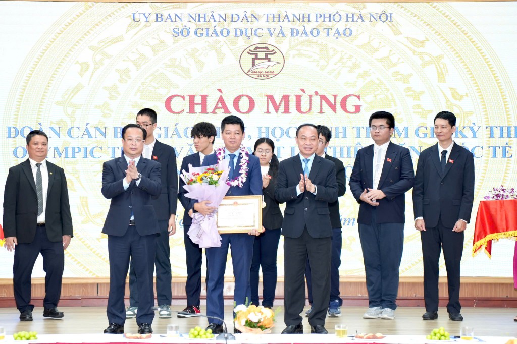 Nhấn vào ảnh để phóng to Các đồng chí trong Ban Giám đốc Sở chúc mừng, biểu dương thầy cô giáo, đoàn cán bộ lãnh đội đi dự thi