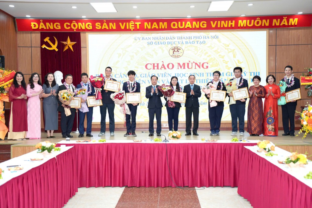Các đồng chí trong Ban Giám đốc Sở, Ban Giám hiệu các trường chúc mừng học sinh đoạt giải. Ảnh: Phạm Mạnh