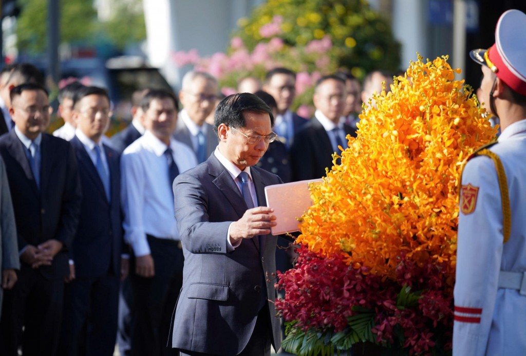Đoàn đại biểu dâng hoạ