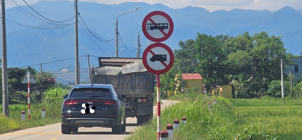 Bất chấp biển cấm, xe tải vẫn đại náo 5km ĐH6