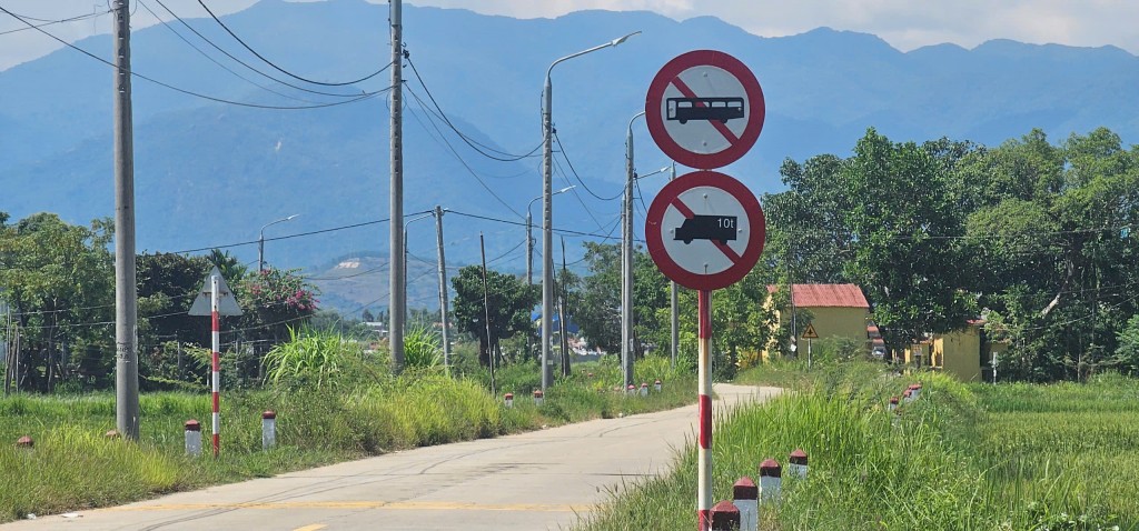 Bất chấp biển cấm, xe tải đại náo xuyên suốt 5km ĐH6