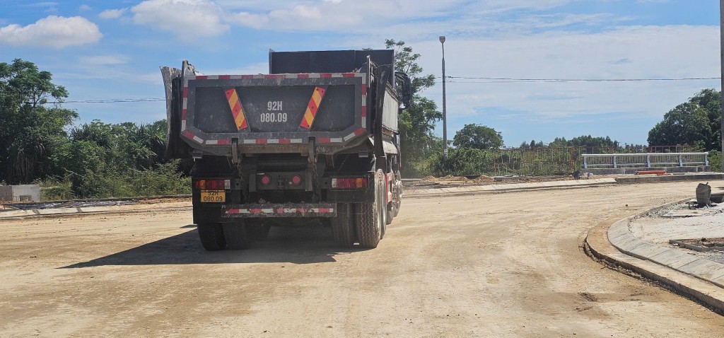 Bất chấp biển cấm, xe tải vẫn đại náo 5km ĐH6