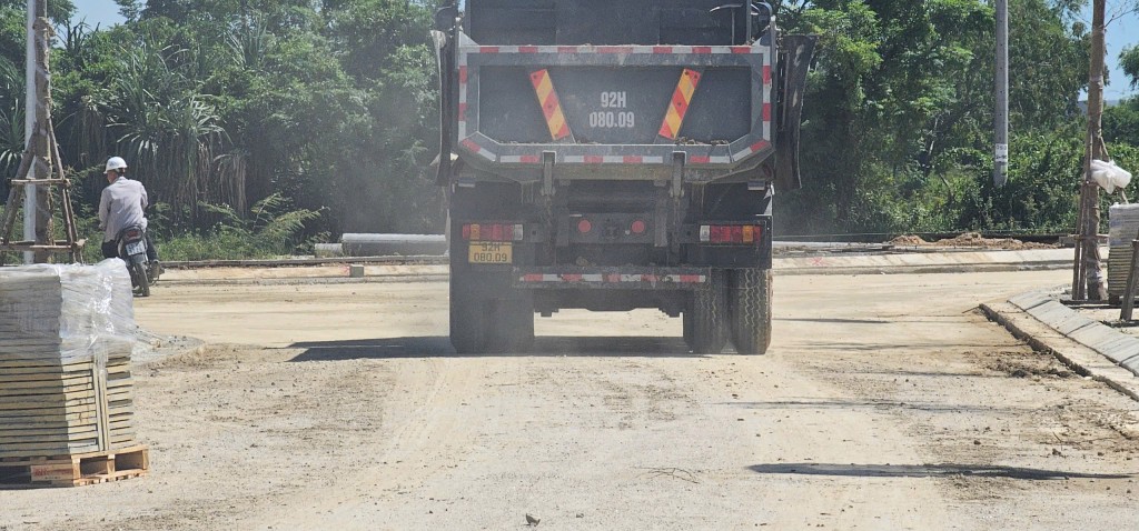 Bất chấp biển cấm, xe tải đại náo xuyên suốt 5km ĐH6