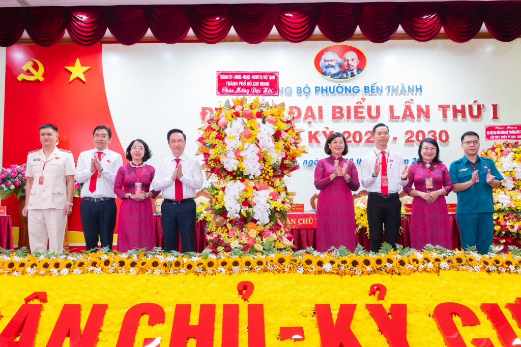 Đại hội nhận hoa chúc mừng của Thành ủy - HĐND - UBND - Ủy ban MTTQ TP HC