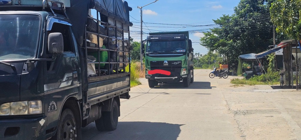 Bất chấp biển cấm, xe tải đại náo xuyên suốt 5km ĐH6