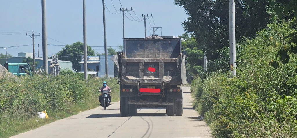 Bất chấp biển cấm, xe tải đại náo xuyên suốt 5km ĐH6