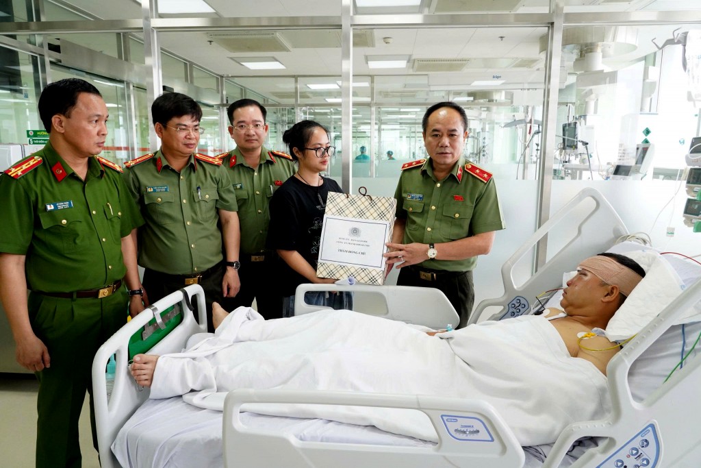 Giám đốc Công an TP Hà Nội cùng đoàn công tác thăm hỏi, động viên, trao Bằng khen của Chủ tịch UBND thành phố cho Đại úy Lê Đình Công