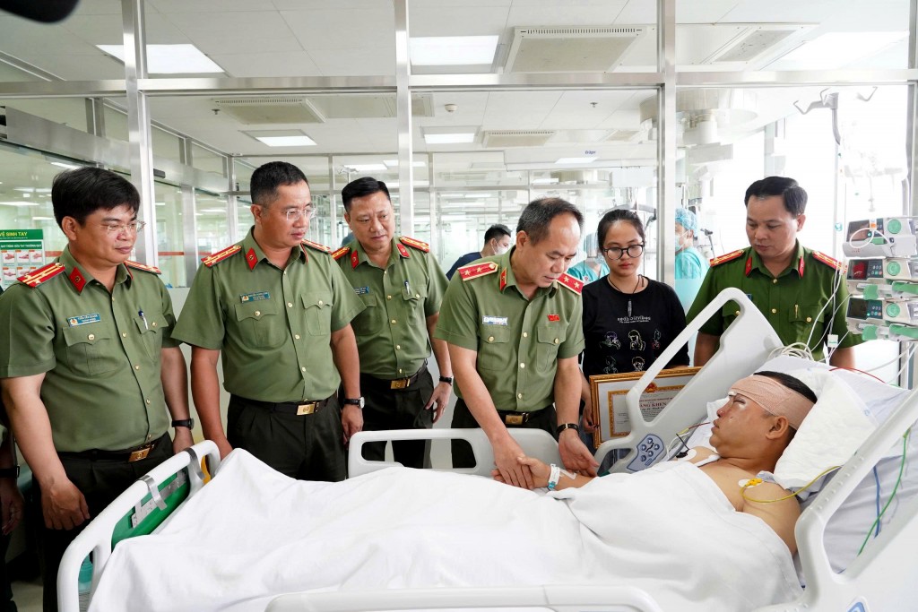 Thăm hỏi, tặng bằng khen cán bộ bị thương khi làm nhiệm vụ