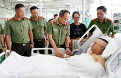 Thăm hỏi, tặng bằng khen cán bộ bị thương khi làm nhiệm vụ