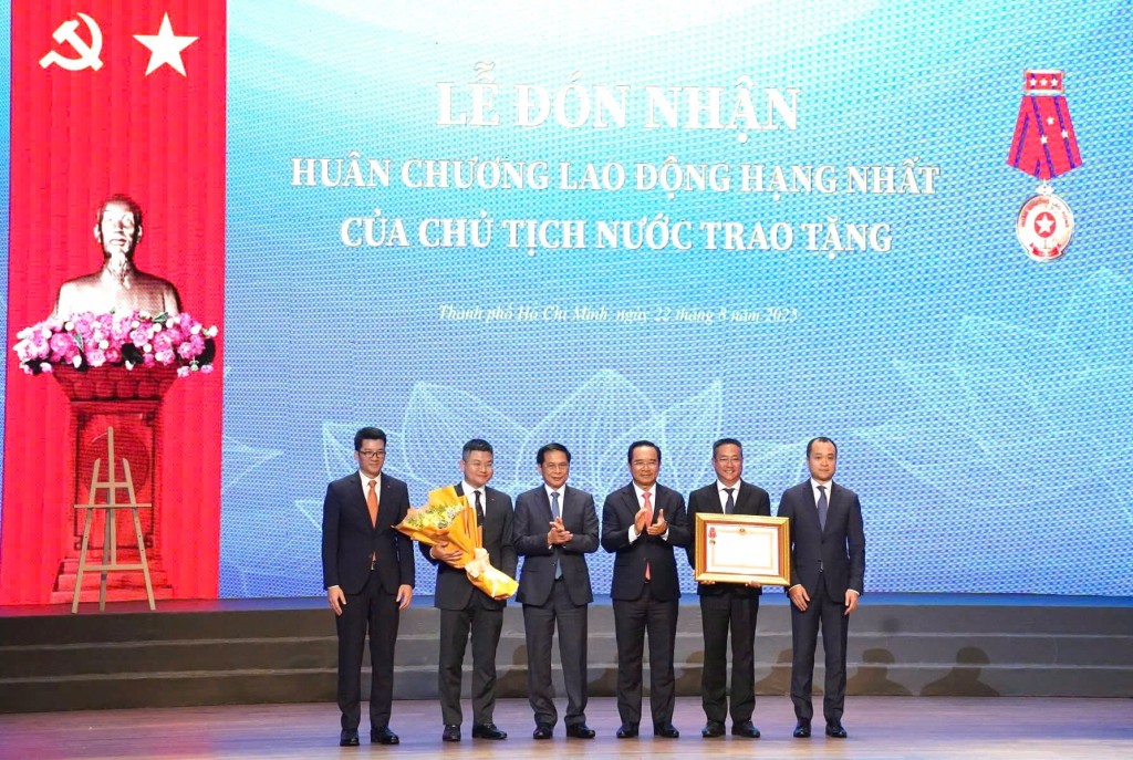 Phó Thủ tướng - Bộ trưởng Bộ Ngoại giao Bùi Thanh Sơn và Chủ tịch UBND TP.HCM trao tặng Huân chương Lao động Hạng nhất cho lãnh đạo Sở Ngoại vụ TP.HCM.