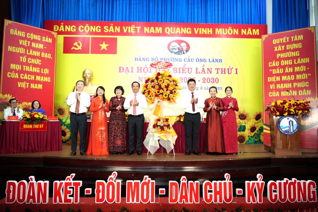 Đại hội nhận hoa chúc mừng của Thành ủy