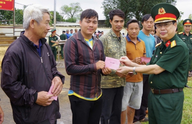 Trung đoàn 720 tặng bò giống cho người dân xã Quảng Tân