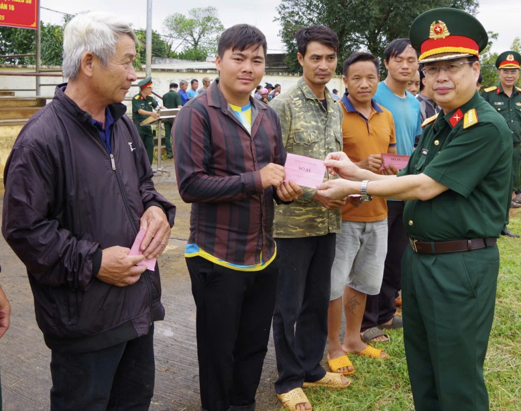 Trung đoàn 720 tặng bò giống cho người dân xã Quảng Tân