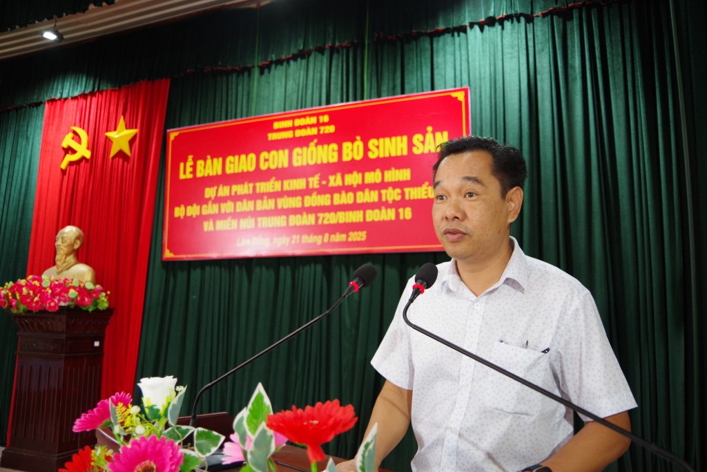 Trung đoàn 720 tặng bò giống cho người dân xã Quảng Tân