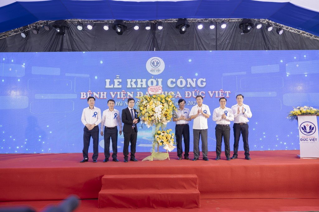 Phó Chủ tịch UBND thành phố Hà Nội Dương Đức Tuấn và lãnh đạo xã Xuân Mai chúc mừng chủ đầu tư Bệnh viện Đa khoa Đức Việt. 