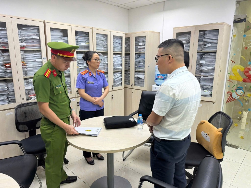 Cơ quan Cảnh sát điều tra Công an TP Đà Nẵng tiến hành khám xét tại ngân hàng Vpbank chi nhánh Kinh Đô.