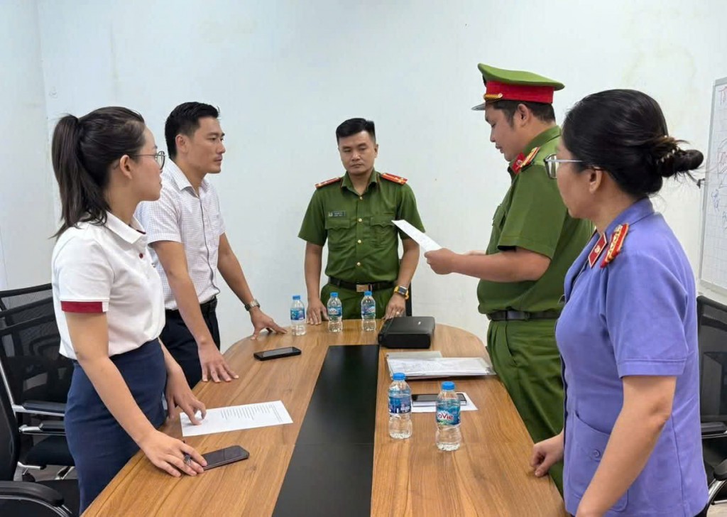 Cơ quan Cảnh sát điều tra Công an TP Đà Nẵng tiến hành khám xét tại ngân hàng MBV chi nhánh Bình Dương.