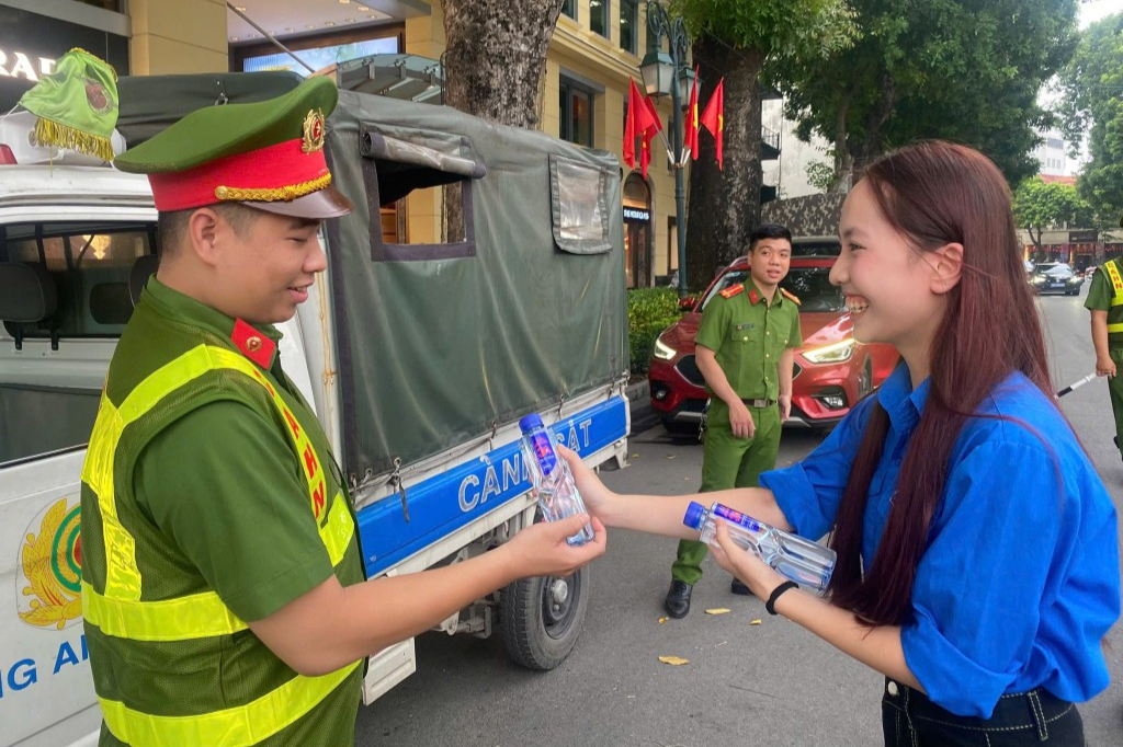 Tuổi trẻ vẽ sắc màu, viết khát vọng trong mùa thu lịch sử